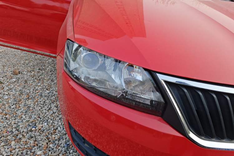 Used Skoda Rapid Spaceback 2016 Revised Version 1.4L Manual Front-Drive Edition Right Front Headlight