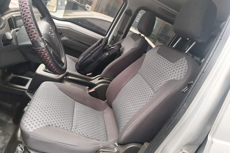 Used Wuling Rongguang New Truck 2019 1.5L Double-Cab China VI L3C Left Front Seat