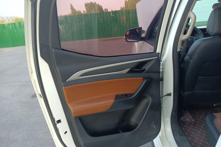 Used SAIC MAXUS T70 2020 2.0T Diesel Automatic 4x4 Commemorative Edition with Long Bed and High Ground Clearance
