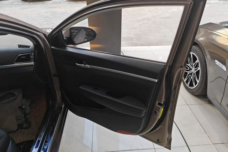 Used Hyundai Elantra (6th Generation / Lingdong) 2016 1.6L Automatic ZhiXuan – Elite Version Interior 5