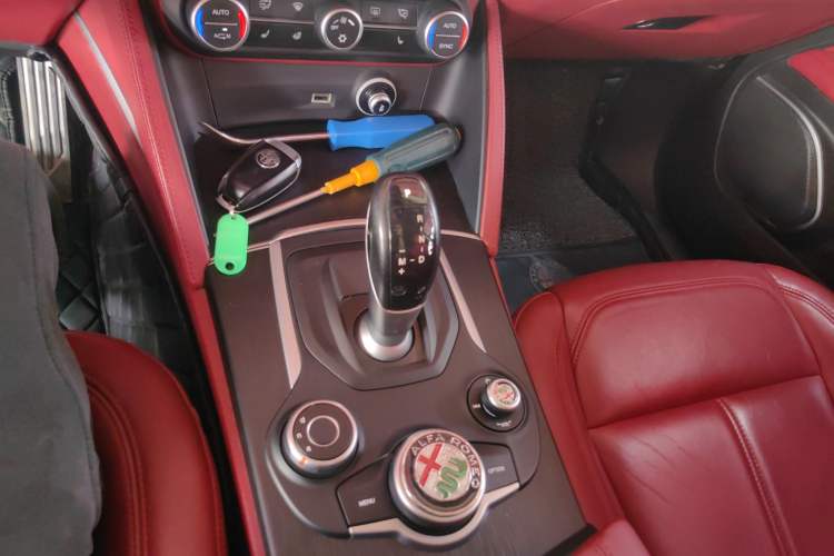 Used Alfa Romeo Stelvio 2017 2.0T 200HP Luxury Edition Gear Lever