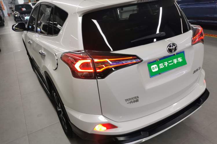 Used Toyota RAV4 2016 2.0L CVT Two-Wheel Drive Fashion Edition China V Standard