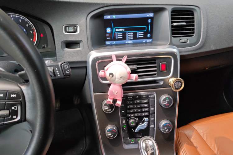 Used Volvo V60 2013 T5 Smart Edition Audio And AC Panel