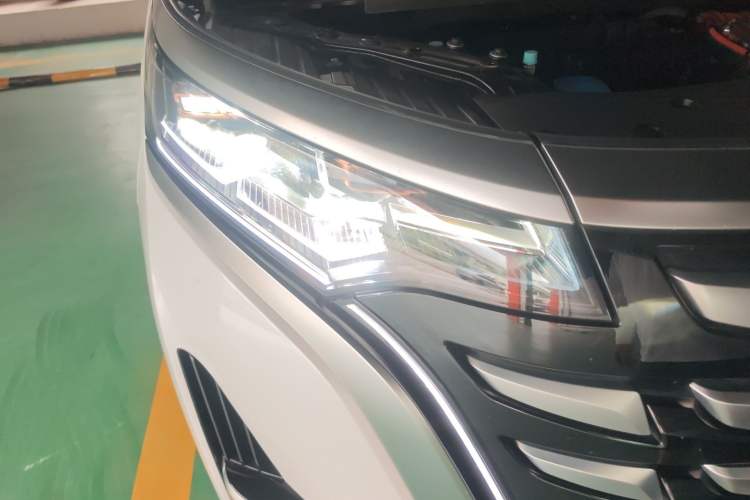 Used Denza D9 2022 DM-i 970 Four-Wheel Drive Flagship Model Right Front Headlight