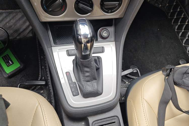 Used Volkswagen Lavida 2013 Revised Classic 1.6L Automatic Fashion Edition