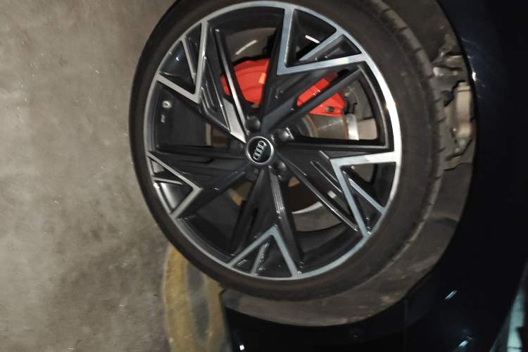 Used Audi A7L 2024 45 TFSI quattro S-line Black Warrior Edition Right Front Wheel Hub