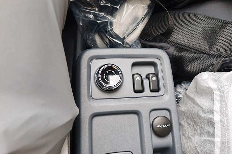 Used Wuling Yangguang 2024 300KM Comfort Version Passenger Van 75kW