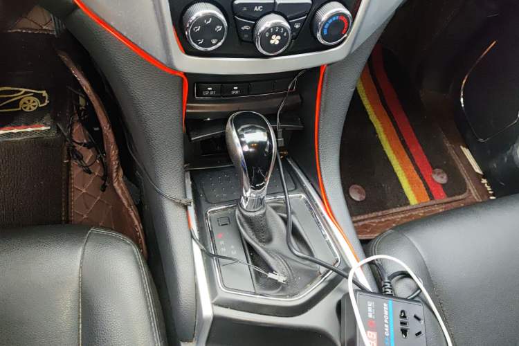 Used JMC Yusheng S350 2014 2.4T Automatic 2WD Diesel Luxury Version with Sunroof 5 Seats Gear Lever