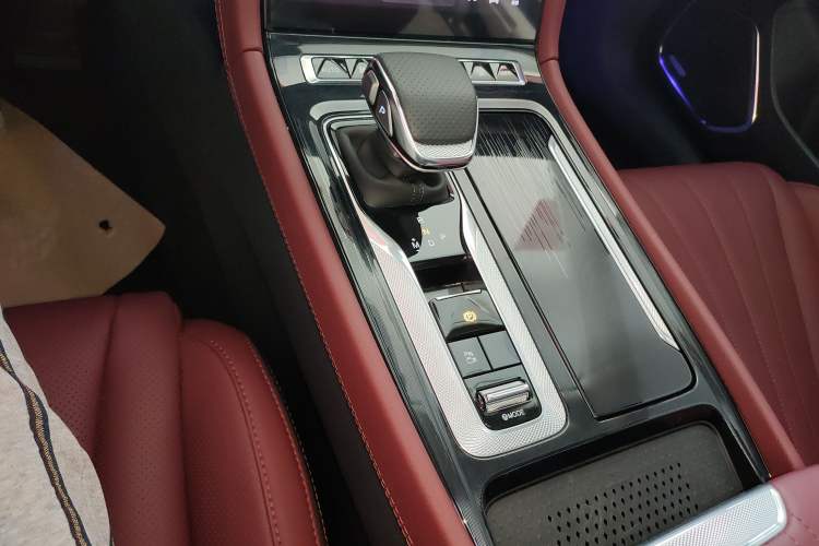 Used Hongqi H5 2025 2.0T Automatic Flag Edition – 500 000 Units Commemorative Version
