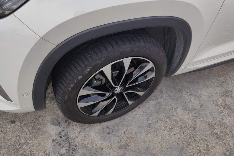 Used Skoda Kodiaq 2023 Facelifted TSI330 5-Seater Two-Wheel-Drive Luxury Edition
