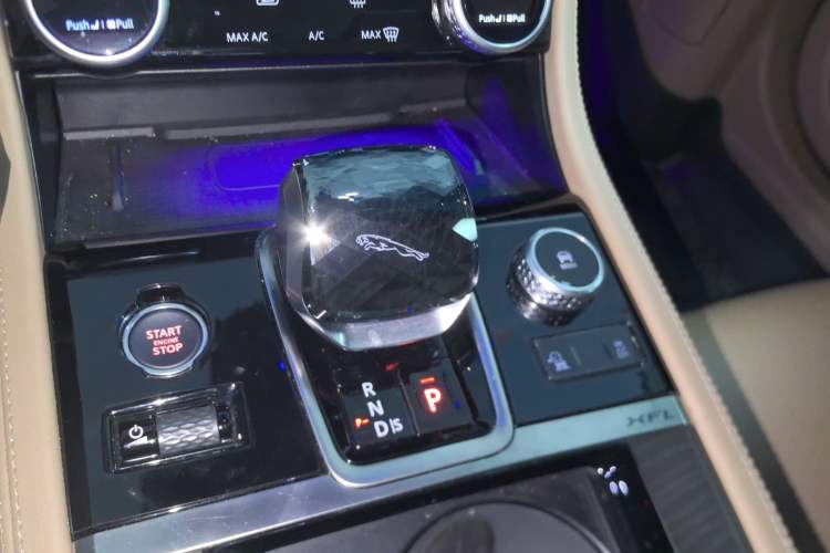 Used Jaguar XFL 2024 2.0T P250 Two-Wheel Drive Prestige Luxury Edition Gear Lever