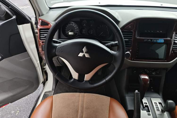 Used Mitsubishi Pajero 2011 V73 3.0L AT GLX
