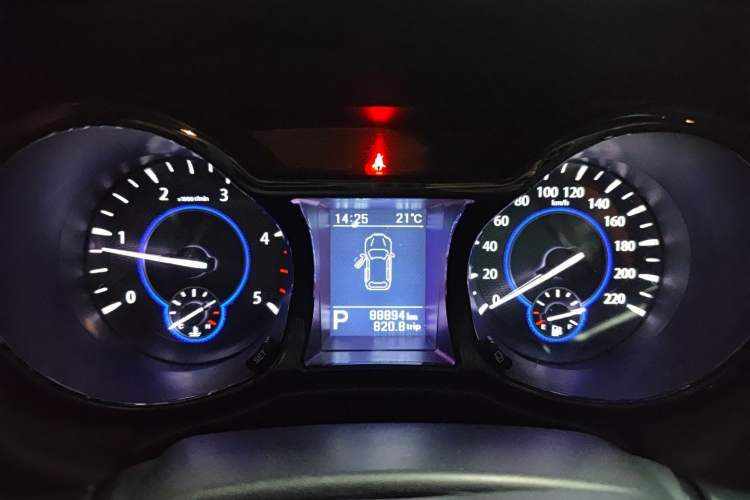 Used JMC Yusheng S350 2017 2.0T Automatic 2WD Diesel Luxury Version with Sunroof 5 Seats