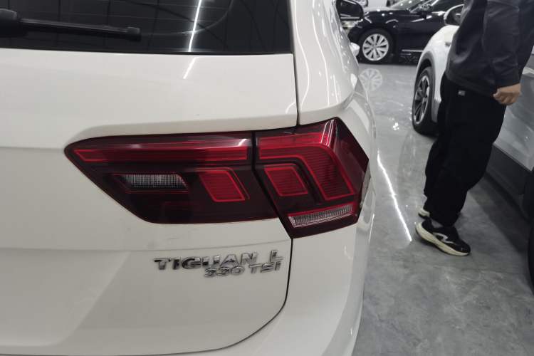 Used Volkswagen Tiguan L 2019 Updated Version 330TSI Automatic Two-Wheel Drive Panoramic Comfort Edition China VI Standard Right Rear Taillight