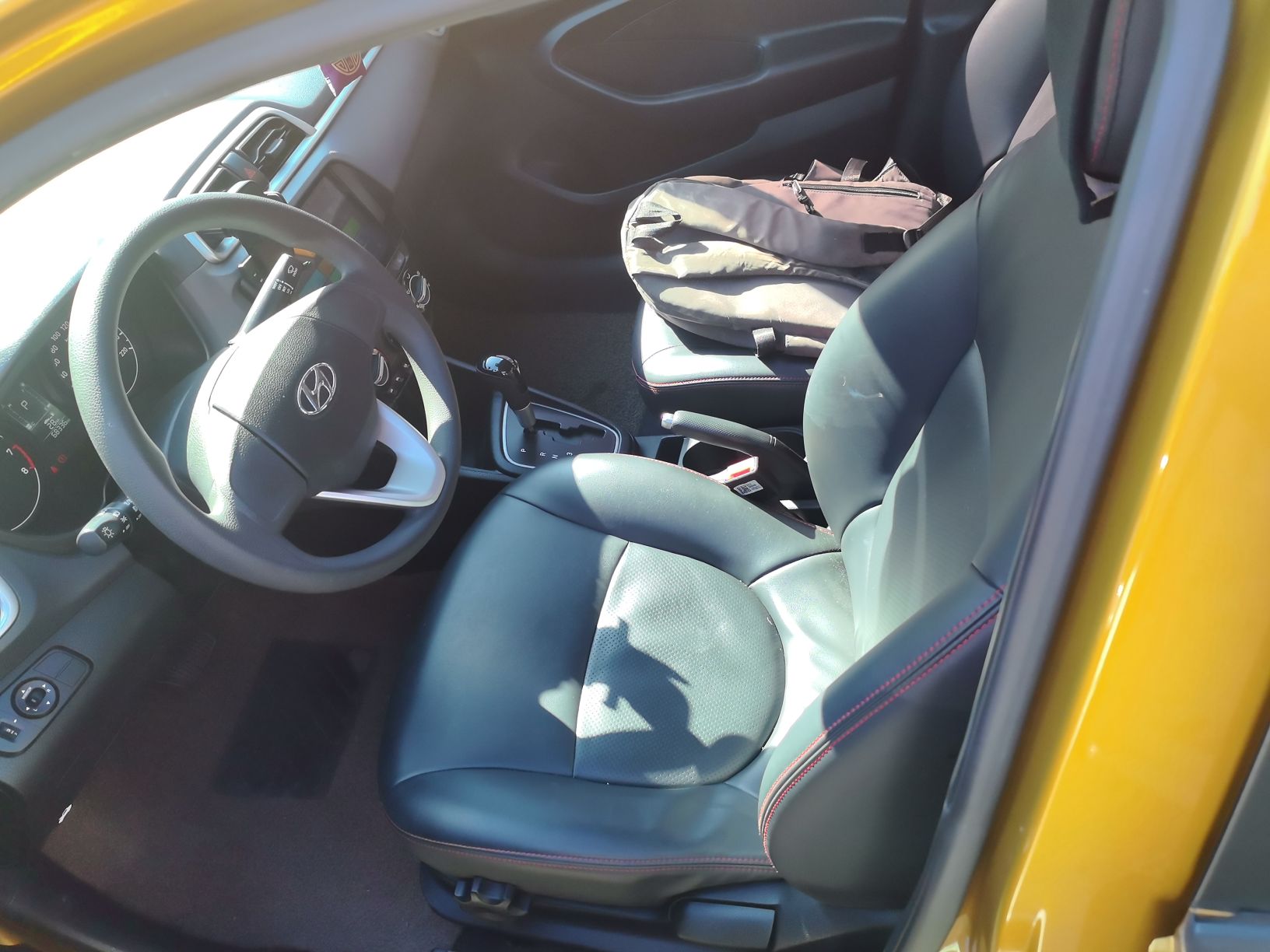 المقاعد الأمامية داخل السيارة