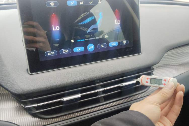 Used Hongqi E-QM5 2022 431 km Charge & Enjoy Edition
