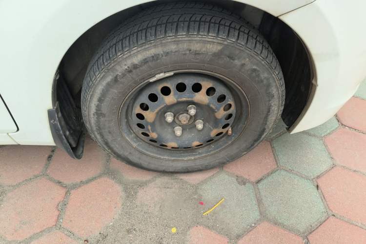 Used Hyundai Verna (older generation) 2014 1.4L Manual Smart GLS Trim Right Front Wheel Hub