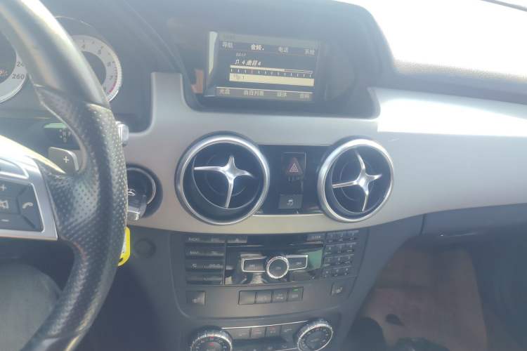 Used Mercedes-Benz GLK-Class 2015 GLK 260 4MATIC Fashion Edition Ultimate Version Audio And AC Panel