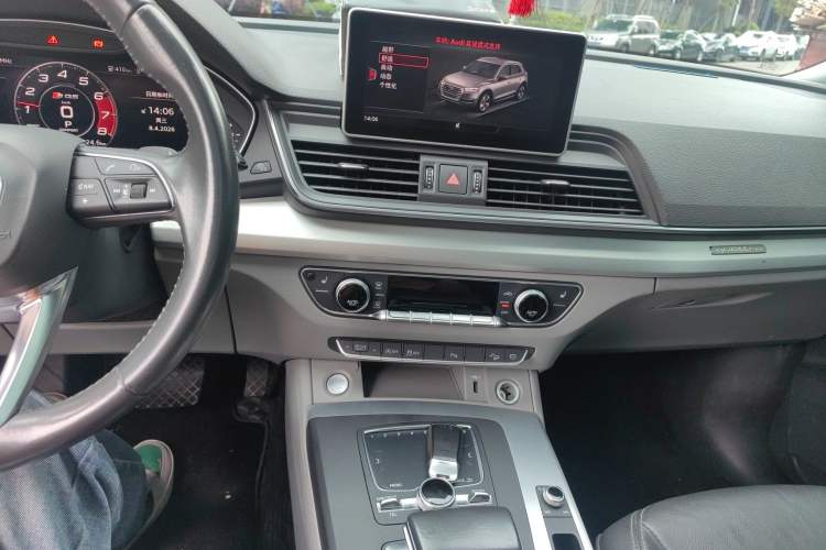 Used Audi Q5L 2018 40 TFSI Prestige Fashion Edition China VI Audio And AC Panel