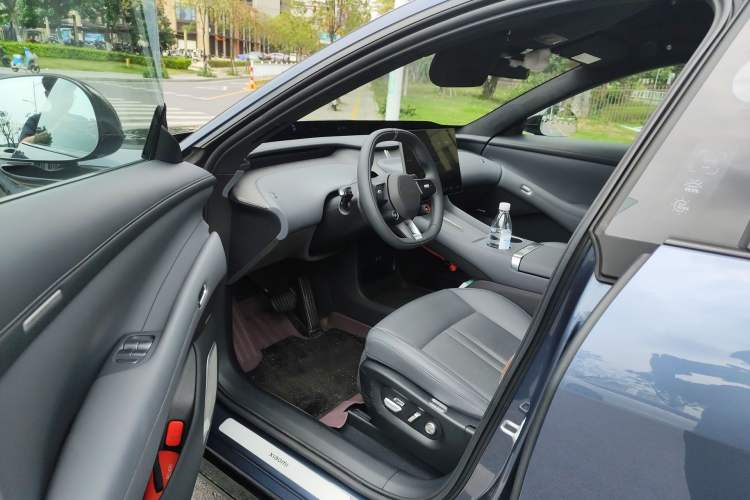 Used Xiaomi Auto YU7 2025 Ultra-Long Range High-Performance All-Wheel-Drive Max Edition Driver Seat