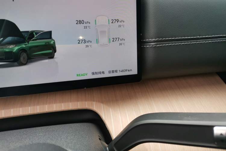 Used Chery Fengyun T11 2026 Model 220 All-Wheel Drive Family Fun Edition Odometer Close Up