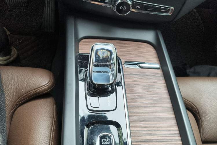 Used Volvo XC60 2022 B5 4x4 Smart Luxury Edition Gear Lever