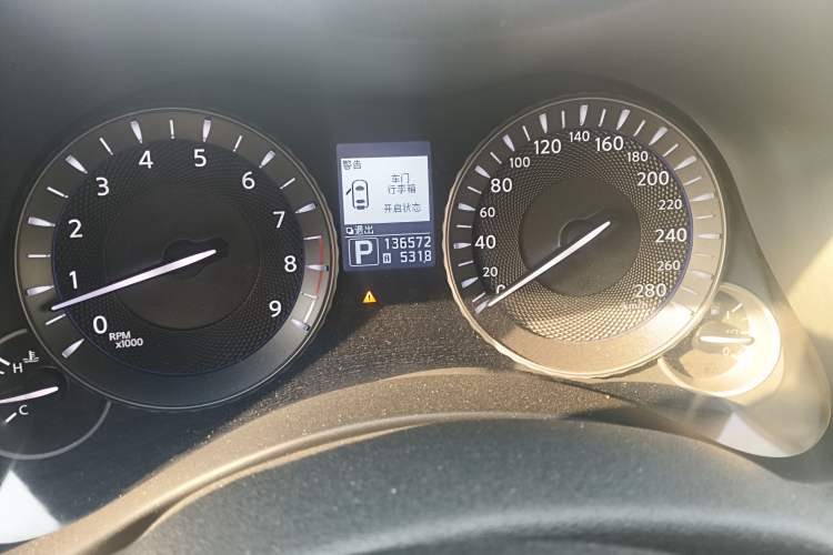 Used Infiniti Q70 2013 Q70L 2.5L Comfort Edition Odometer Close Up