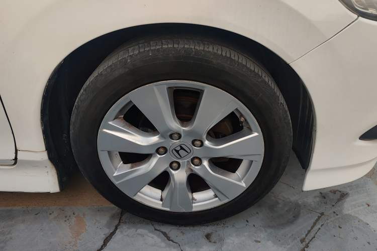 Used Honda Jade 2013 1.8L automatic Comfort version 5 seats Right Front Wheel Hub