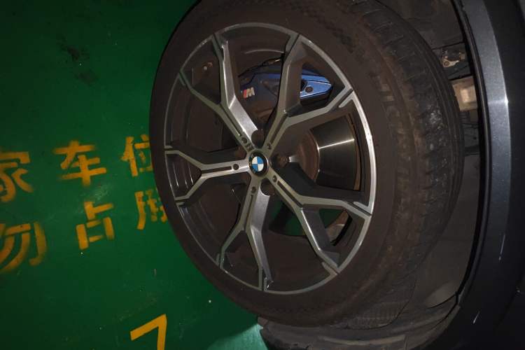 Used BMW X5 2020 xDrive40i Luxury Model with M Sport Package Right Front Wheel Hub