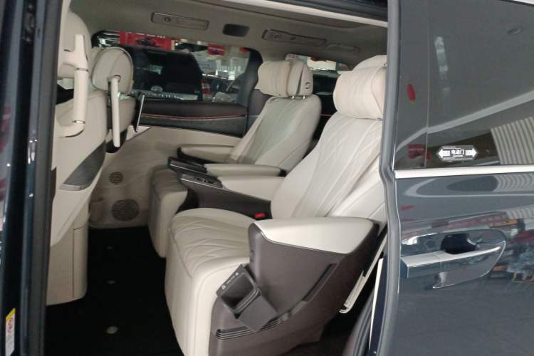 Used Denza D9 2025 DM-i Intelligent Drive 1020 Four-Wheel Drive Prestige Model
