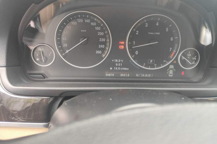 Used BMW 5 Series 2013 525Li Luxury Model Odometer Close Up