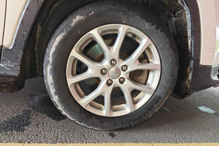 Used Jeep Cherokee 2017 2.4L Leading Smart Edition Right Front Wheel Hub