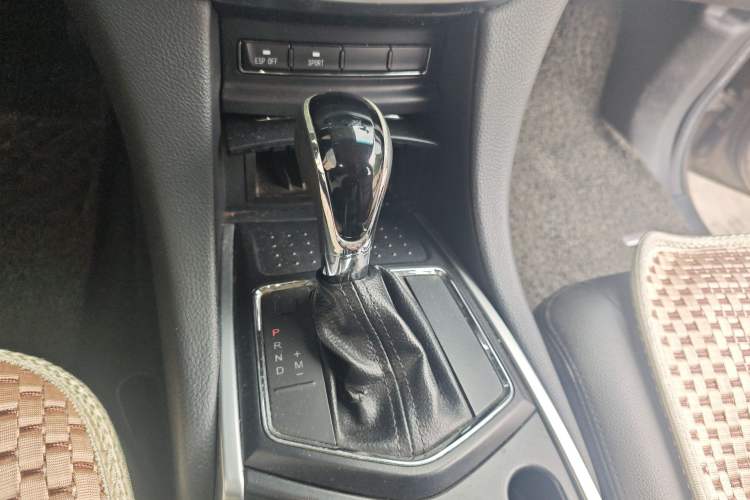 Used JMC Yusheng S350 2013 2.4T Automatic 2WD Diesel Luxury Edition 5 Seats Gear Lever