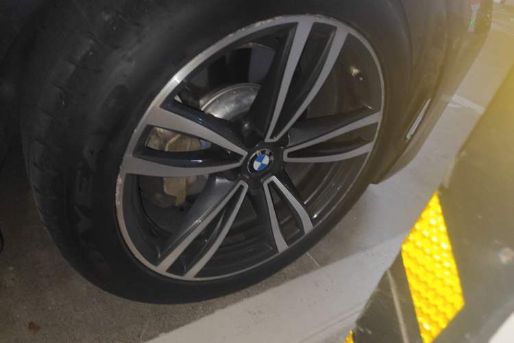 Used BMW 7 Series 2021 730Li M Sport Package Right Front Wheel Hub