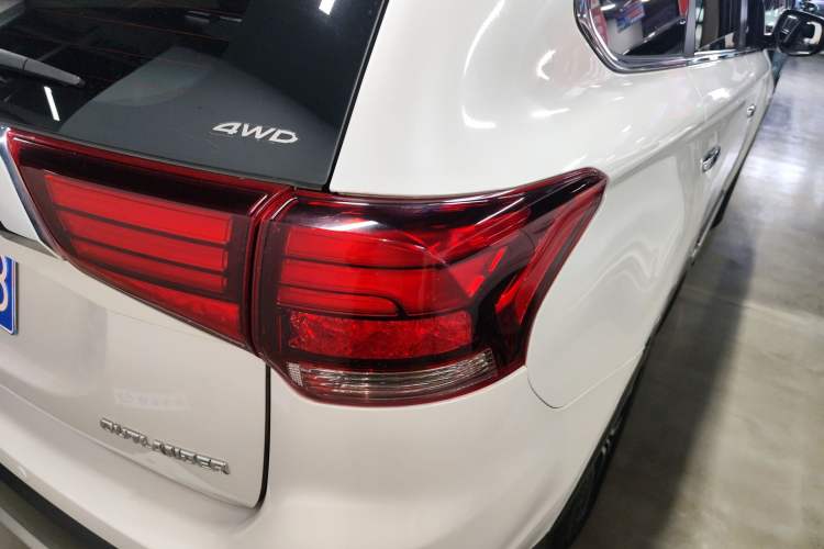 Used Mitsubishi Outlander 2016 2.4L 4x4 Elite Edition 5 Seats Right Rear Taillight