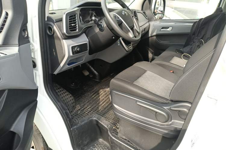 Used SAIC MAXUS Xintu V80 2025 PRO Aoyuntong 2.0T Automatic Short Wheelbase Mid-Height 5/6-Seater Driver Seat