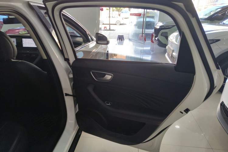 Used Roewe D7 2023 DMH 125km Superior Edition
