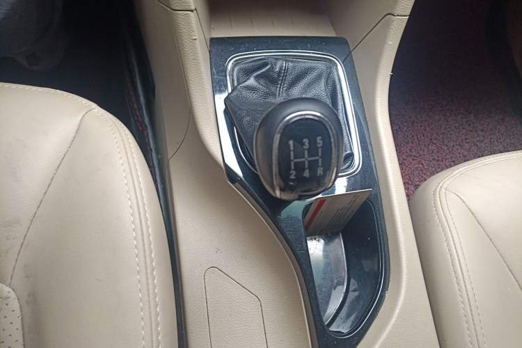 Used Baojun 730 2016 1.5L Manual Luxury Edition 7 Seats Gear Lever