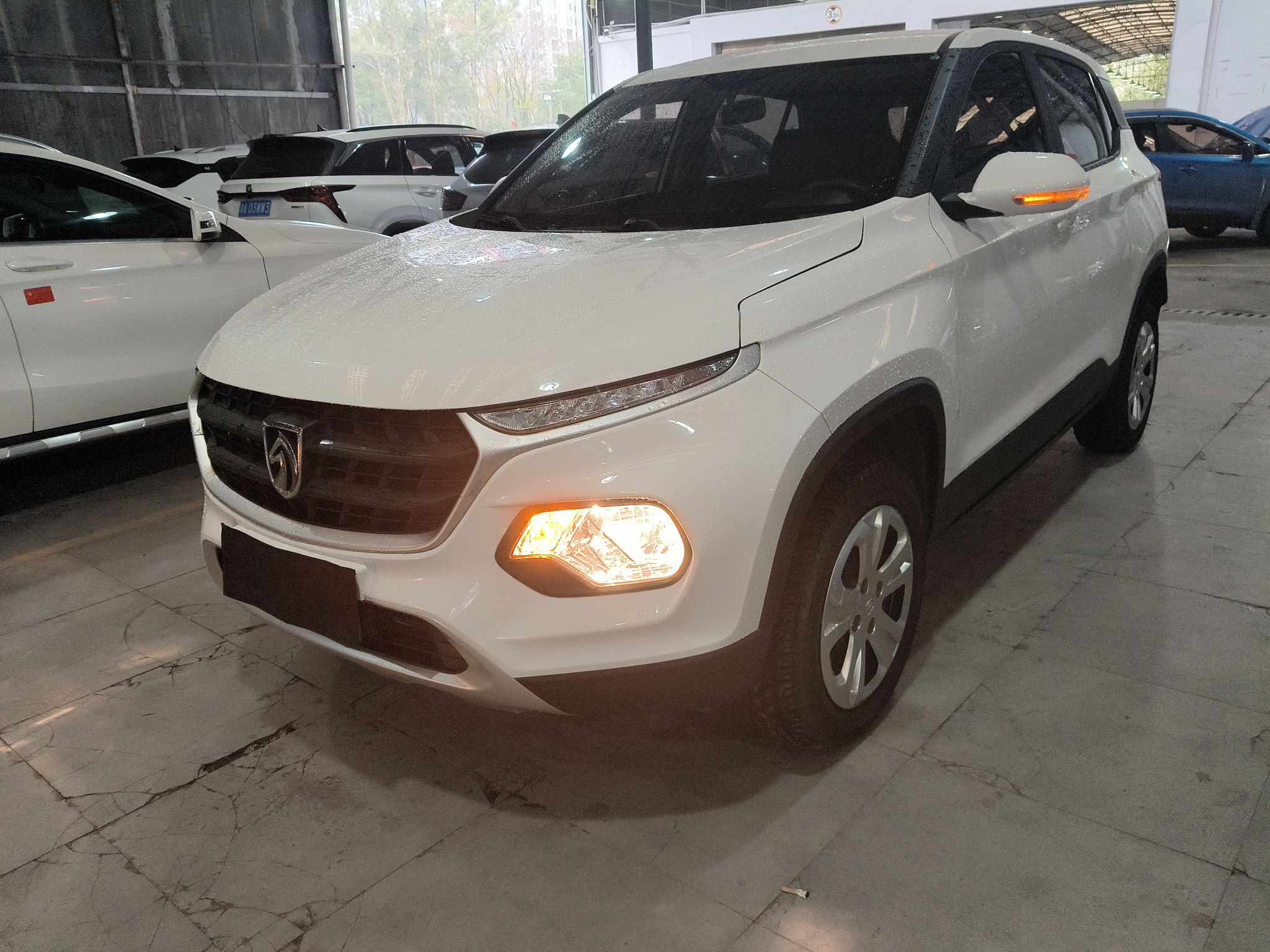 تحت مقدمة السيارة