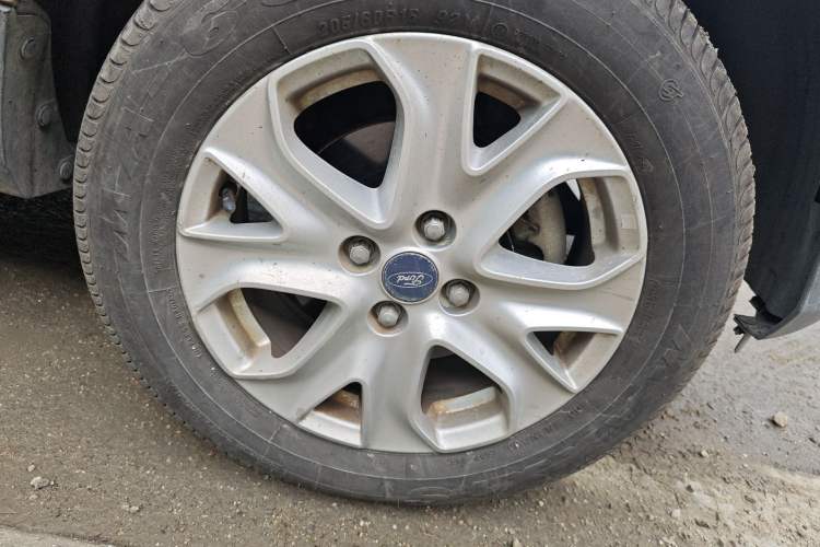 Used Ford EcoSport 2013 1.5L Automatic Fashion Model Right Front Wheel Hub