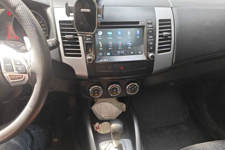 Used Mitsubishi Outlander 2012 Kicks 2.4 Fashion Navigation Edition