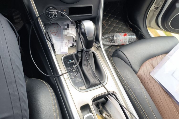 Used BYD Song 2017 Gaishi Upgrade Edition 1.5TID Automatic Luxury Model Gear Lever