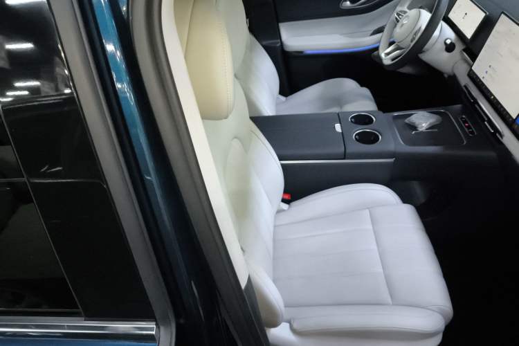 Used VOYAH Dream 2025 PHEV Four-Wheel Drive Prestige Kunpeng Edition Right Front Seat