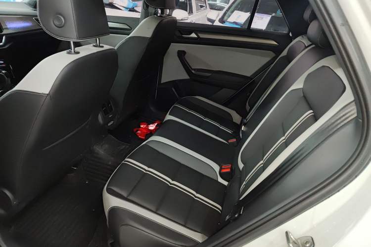 Used Volkswagen T-ROC 2023 300TSI DSG Two-Wheel-Drive Chen Guang Edition
