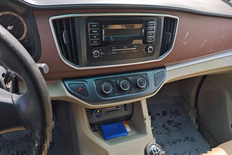 Used FORTHING Lingzhi 2019 M5L 1.6L 7-Seater Base Model China VI Standard Audio And AC Panel