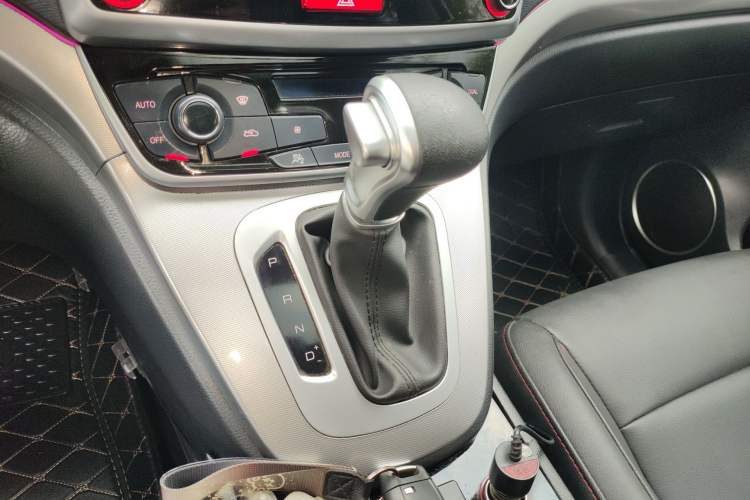 Used Haval M6 2019 1.5T DCT Two-Wheel Drive Elite Version China VI Standard Gear Lever