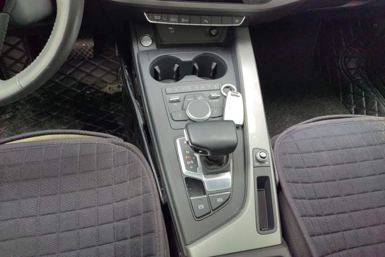 Used Audi A4L 2019 40 TFSI Ambition China VI Gear Lever