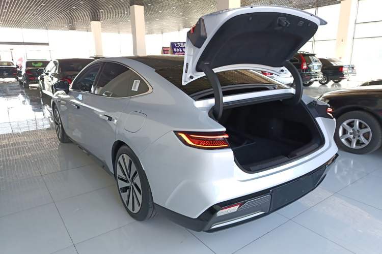 Used Geely Galaxy E8 2024 665 km Range Rear-Drive Starship Long-Range Version
