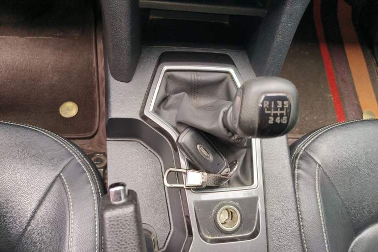 Used JMC Yuhu 7 2020 2.0T Diesel Manual Two-Wheel Drive Comfort Edition Short Wheelbase China VI Standard JX4D20A6L Gear Lever