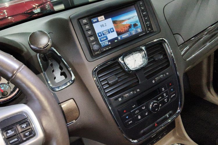 Used Chrysler Grand Voyager 2014 3.6L Comfort Edition Audio And AC Panel